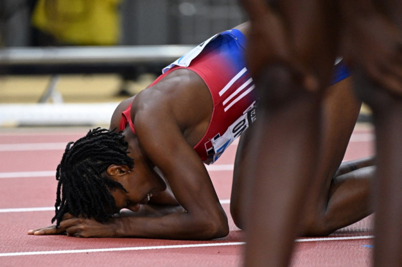 Marileidy Paulino, de República Dominicana, reacciona tras ganar la final femenina de 400 metros durante el Campeonato Mundial de Atletismo en el Centro Nacional de Atletismo de Budapest el 23 de agosto de 2023.