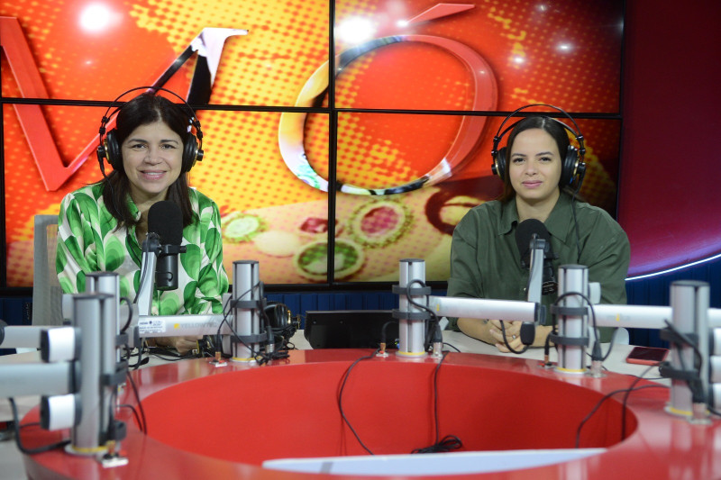 La doctora Ana Simó y Rocío Reyes en la conducción del programa diario