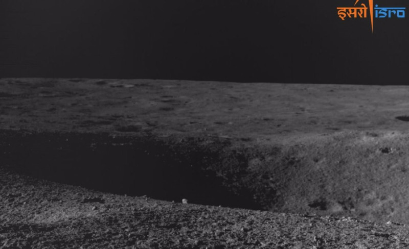 Imagen de un cráter captado por el rover lunar indio.