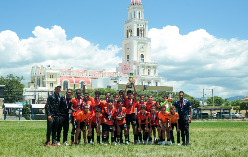 Jugadores y cuerpo técnico del Cibao FC celebran la obtencion del campeonato en el Torneo Nacional de Fútbol Infantil Padre Vicente