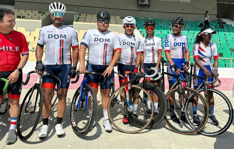 La delegación máster dominicana que se dio cita en el acto inaugural de los Campeonatos Panamericanos de Ciclismo Máster de Pista y Ruta.