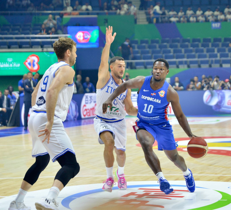 Andrés Feliz le anotó 24 puntos a Italia en la victoria dominicana.