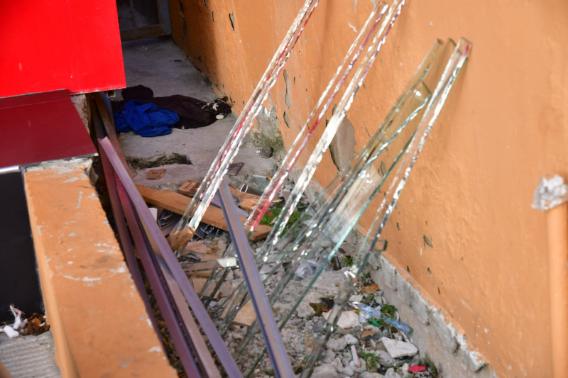 Algunos cristales que resultaron afectados producto de la explosión en San Cristóbal.