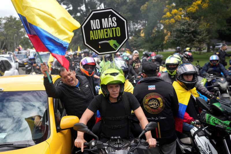 Motociclistas forman una caravana para protestar por el aumento del precio de la gasolina en Bogotá, ayer.