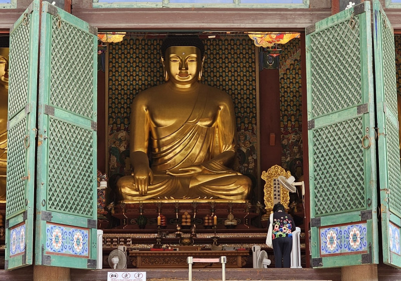 Estatua de Buda en el salón principal del templo o “Daeungjeon”. El salón abre las 24 horas del día a todo público.