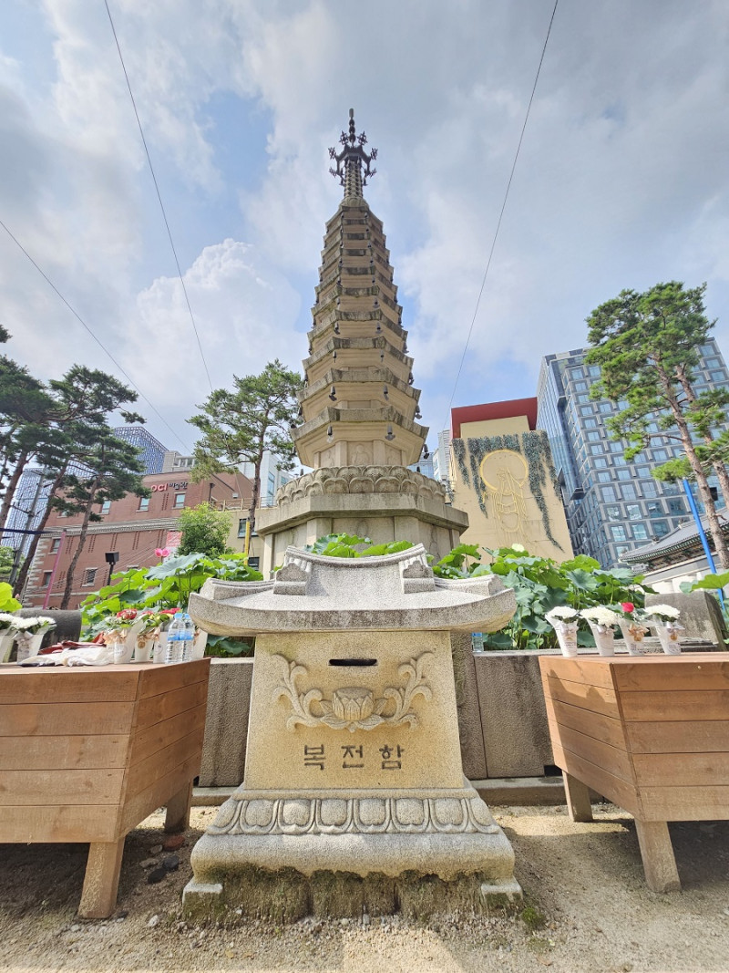 Estupa octogonal de diez pisos que resguarda varias reliquias del budismo.