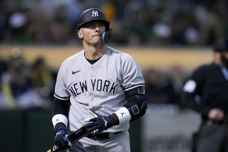 Josh Donaldson de los Yanquis camina al dugout tras ser ponchando en la séptima entrada del juego ante Oakland. El martes, los Yanquis dan de baja a Donaldson.