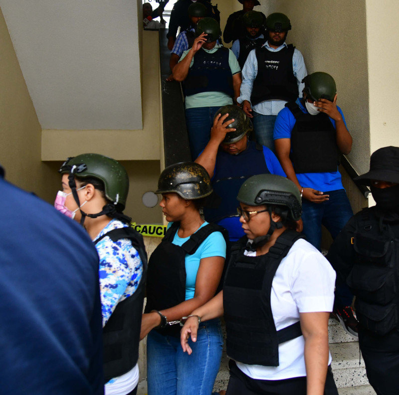 Dilcia Núnez Santos, imputada en caso "Operación Gavilán", que develó el retiro de fichas delictivas, es escoltada a una audiencia.