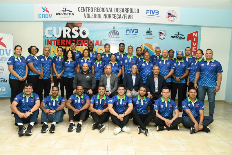 Grupo de entrenadores que participan en el Curso Nivel 1, organizado por el Centro Regional para el Desarrollo de Voleibol.
