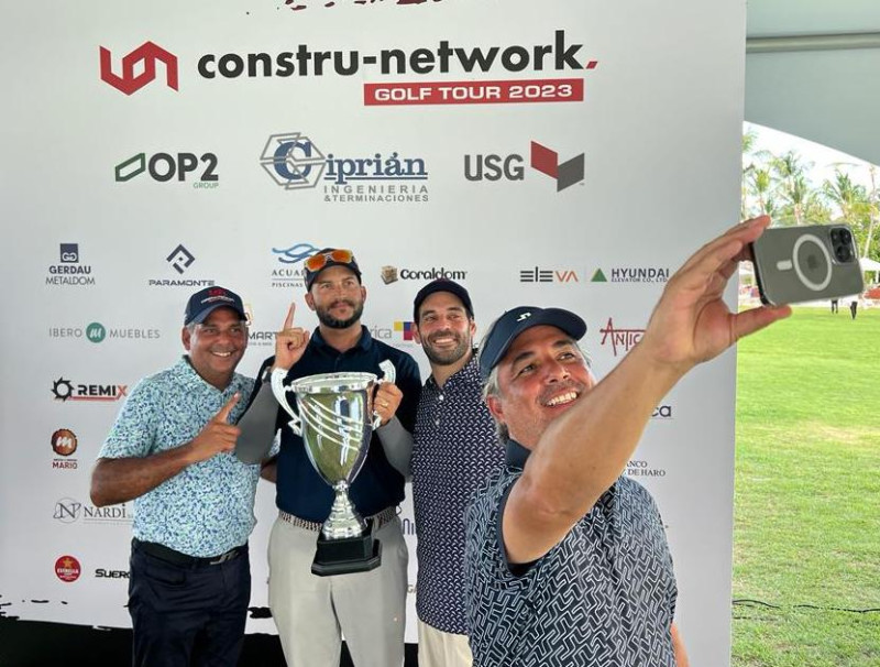 Mario Betances, director general de Constru-Network Golf Tour se toma un selfie con el equipo ganador, Iván Geo, Julio Stefan y Gianmarco Campagna.