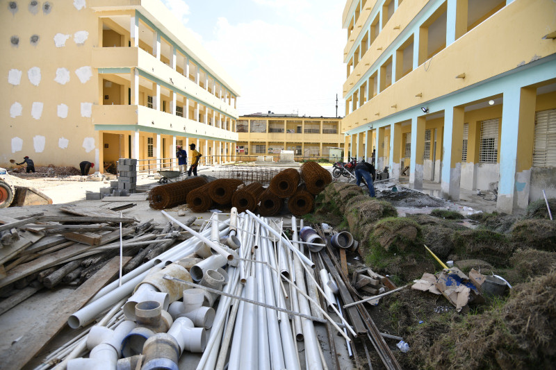 La construcción de la Escuela República del Haití está en su etapa final.