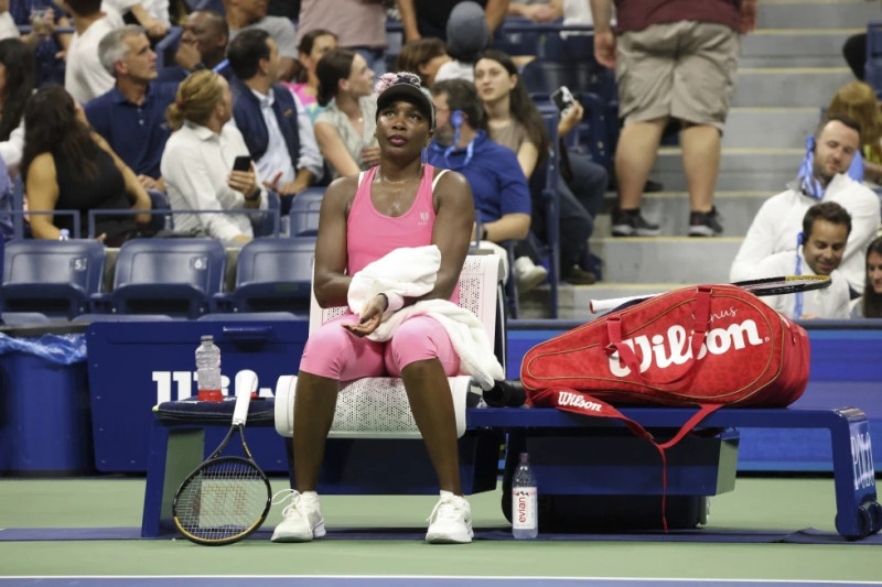La estadounidense Venus Williams durante una pausa del partido contra la belga Greet Minnen en la primera ronda del US Open, el martes en Nueva York.