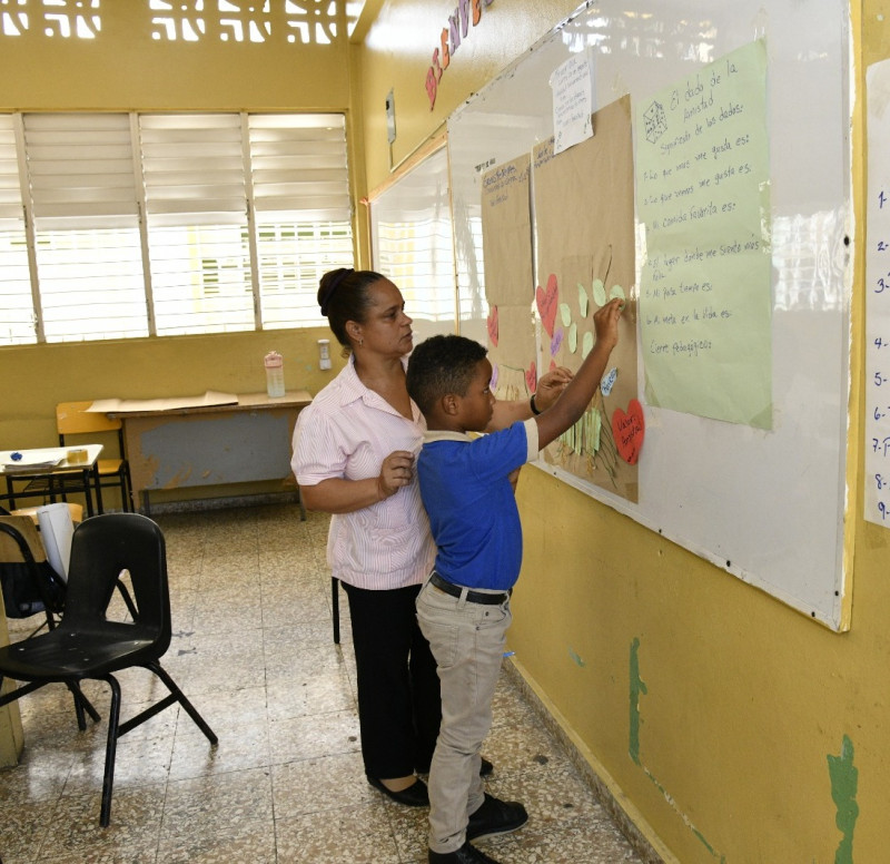 Maestra alfabetizando niños en la escuela Repúblioca de Haití durante el segundo día de clases.