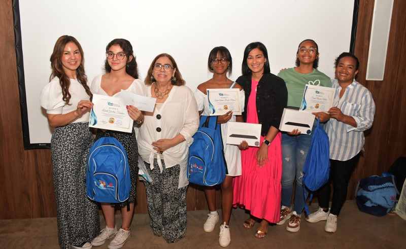 Elizabeth Fondeur, Lizbeth Grullón Fondeur, Mirna Pimentel, Zoeth Ravelo Planco, Johanny Polanco, Sarah Rosario Matos y  María Isabel Matos.