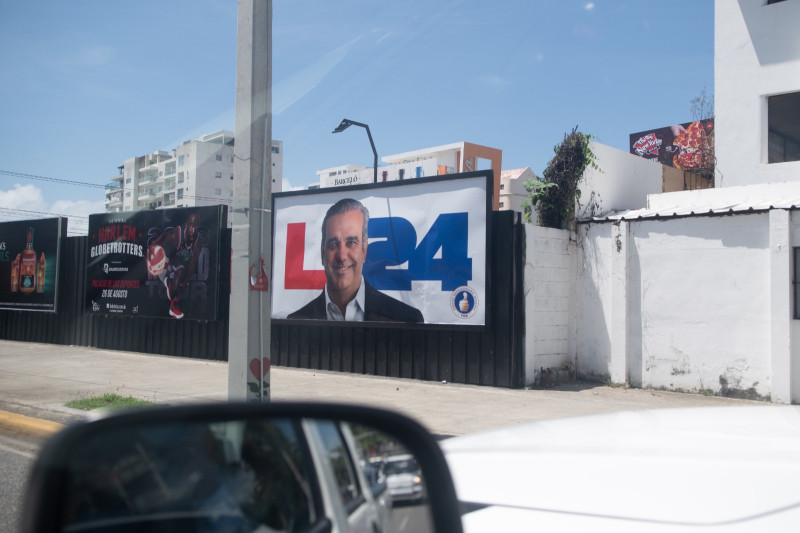 Valla publicitaria de la repostulacion del presidente Luis Abinader en la avenida Romulo Betancourt, Distrito Nacional.
