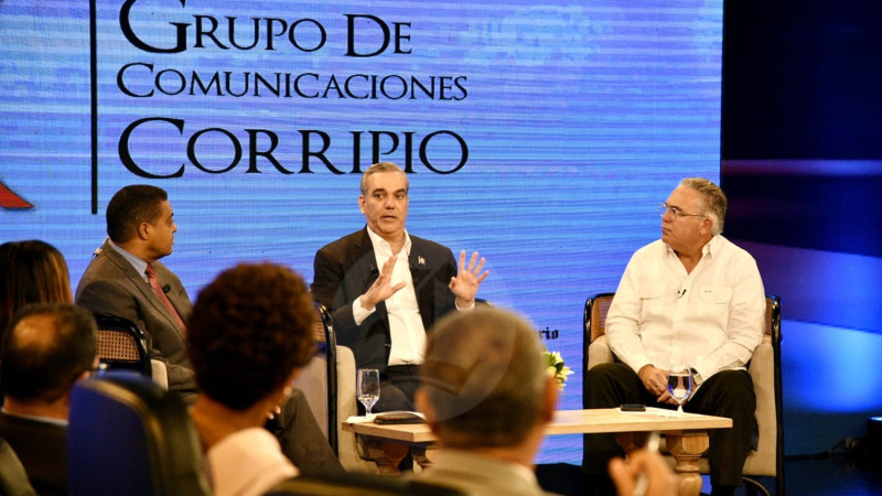 El presidente Luis Abinader responde a las preguntas de periodistas del Grupo Corripio