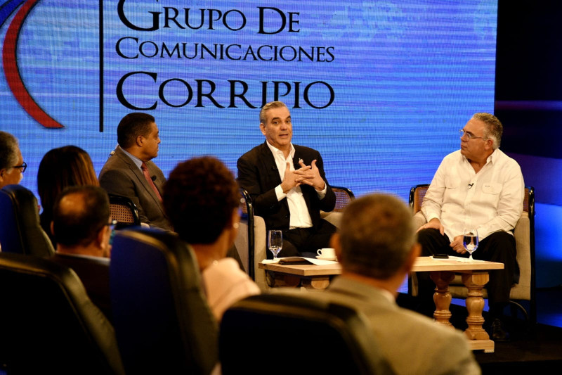 Abinader es entrevistado por ejecutivos y directores del Grupo de Comunicaciones Corripio.