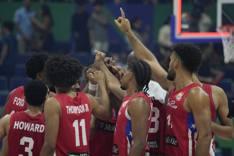 La selección de Puerto Rico celebra después de ganar contra China