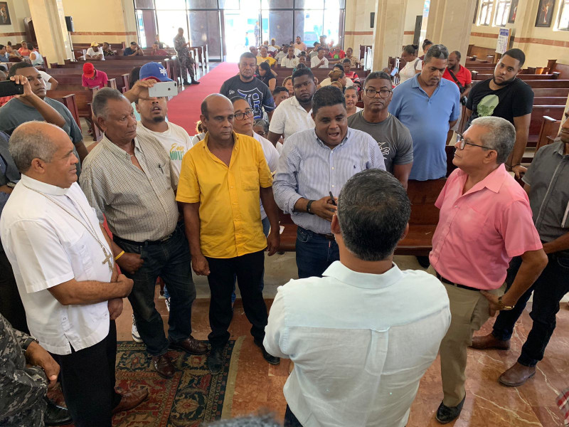 Decenas de vendedores de la playa de Sosúa, en Puerto Plata, ocuparon a tempranas horas de este miércoles la Catedral San Felipe