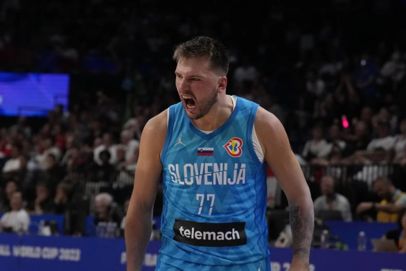 El esloveno Luka Doncic (77) reacciona durante el partido contra Georgia en la Copa Mundial de basquetbol, en Okinawa, Japón.
