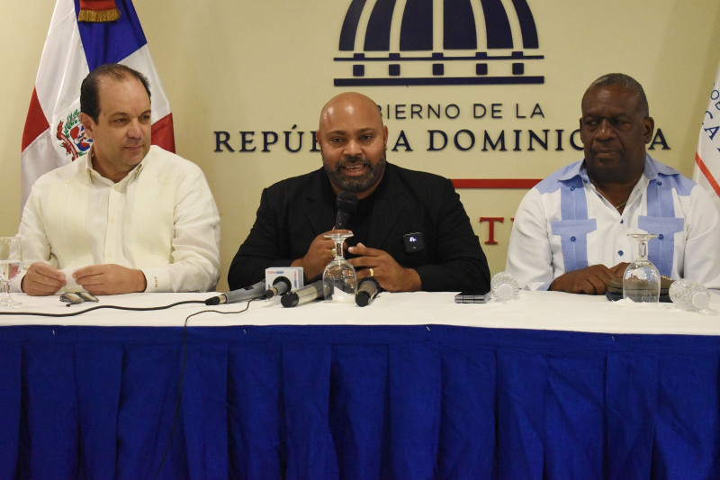 Eliseo Romero, presidente de la Federación Dominicana de Sambo, al ofrecer detalles de los eventos. Figuran Denny García, Franklin de la Mota y Leopoldo Portes.