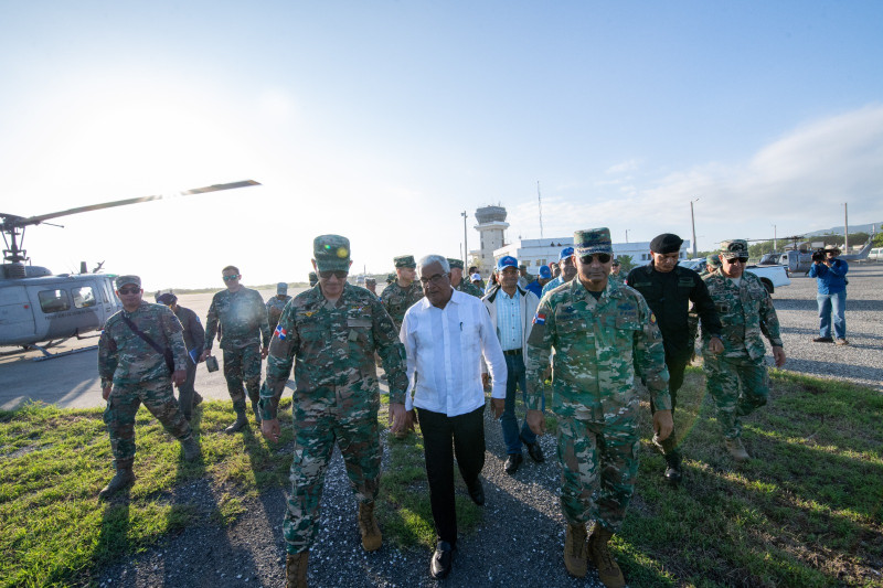 El ministro de Defensa, teniente general Díaz Morfa; y el comandante de la FARD, mayor general Febrillet Rodríguez encabezaron el recorrido por la base aérea en Barahona.