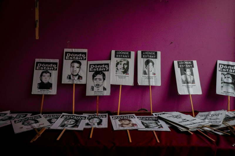 Retratos de personas que fueron detenidas y desaparecidas durante la dictadura del general Augusto Pinochet (1973-1990)