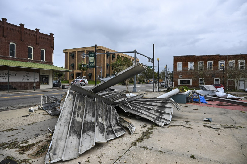 Se ve el techo de una tienda de segunda mano destrozado en el suelo en Steinhatchee, Florida, el 30 de agosto de 2023, después de que el huracán Idalia tocara tierra. Idalia azotó el noroeste de Florida como una tormenta "extremadamente peligrosa" de categoría 3 la madrugada del miércoles, azotando a las comunidades costeras con cascadas de agua mientras los funcionarios advertían sobre inundaciones "catastróficas" en partes del estado del sur de Estados Unidos.