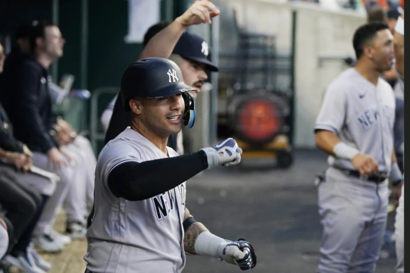 El venezolano Gleyber Torres, de los Yanquis de Nueva York, festeja un jonrón de su compañero Giancarlo Stanton en el encuentro del miércoles ante los Tigres en Detroit.