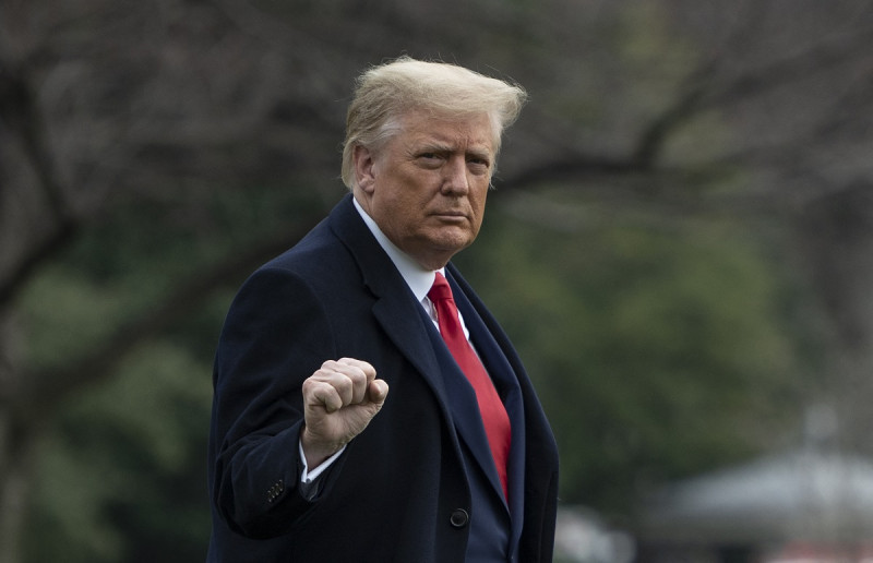 El presidente estadounidense Donald Trump sale de la Casa Blanca en Washington, DC, el 12 de diciembre de 2020. El expresidente estadounidense Donald Trump se declaró inocente el 31 de agosto de 2023 de los cargos de haber liderado una conspiración criminal para revertir su derrota electoral de 2020.