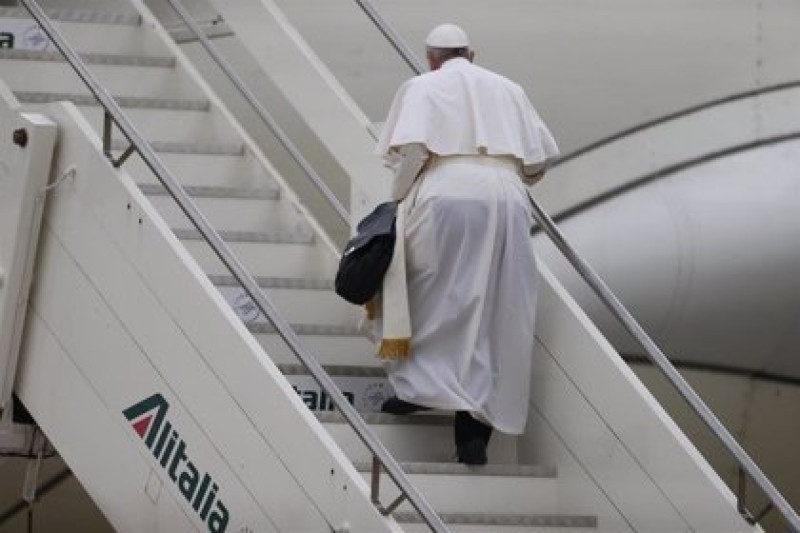 El Papa embarca en un avión