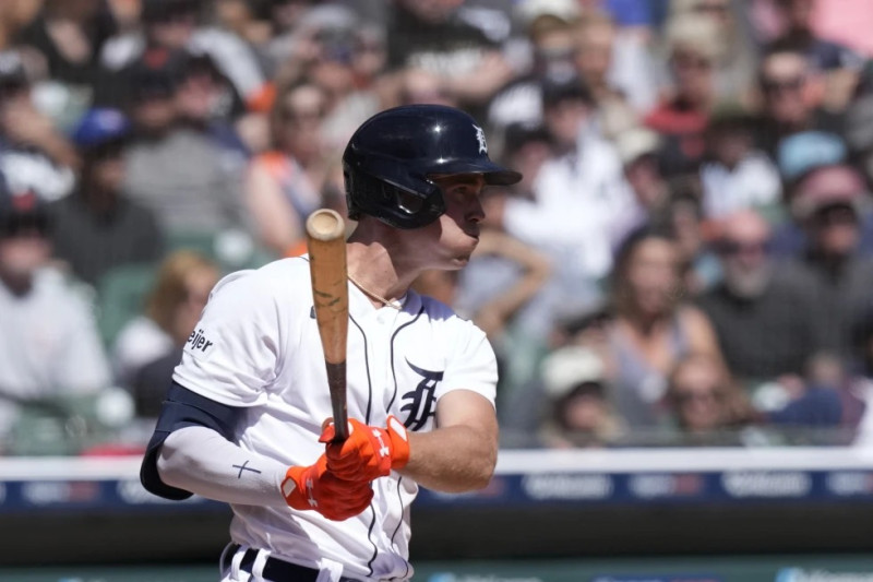 Kerry Carpenter, de los Tigres de Detroit, conecta un sencillo productor en el quinto inning del partido ante los Yanquis de Nueva York, el jueves en Detroit.