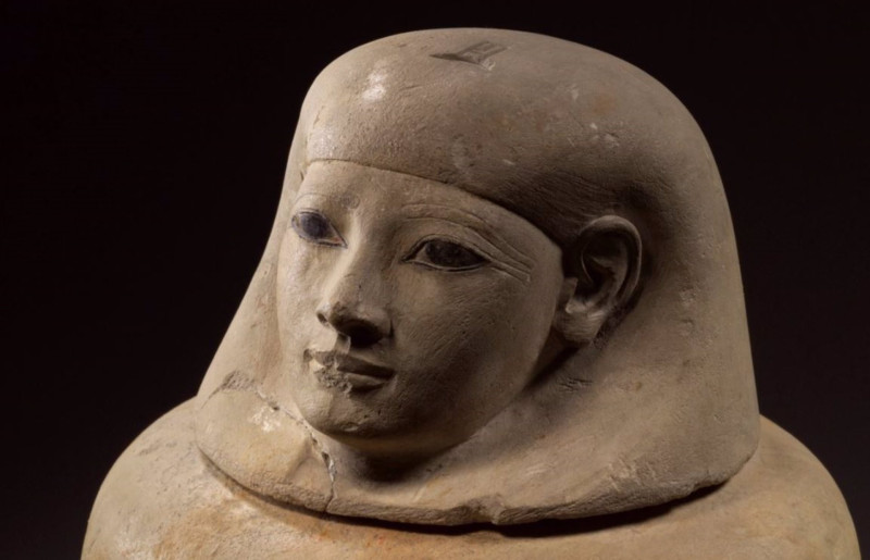 Jarra canópica de piedra caliza de la dama egipcia Senetnay (c. 1450 a. C.).