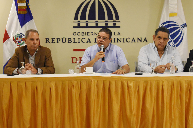 El ministro de deportes y recreación, Francisco Camacho, hace uso de la palabra durante el encuentro con los medios de comunicación.