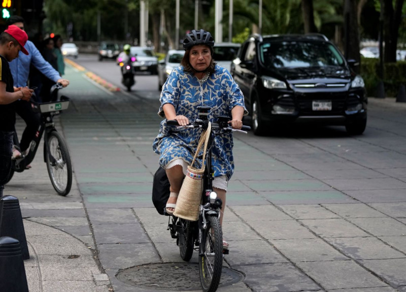 La senadora Xóchitl Gálvez, aspirante la oposición para las elecciones presidenciales, montando en bicicleta a su llegada al hotel para el anuncio de la oposición sobre sus aspirantes presidenciales en Ciudad de México.