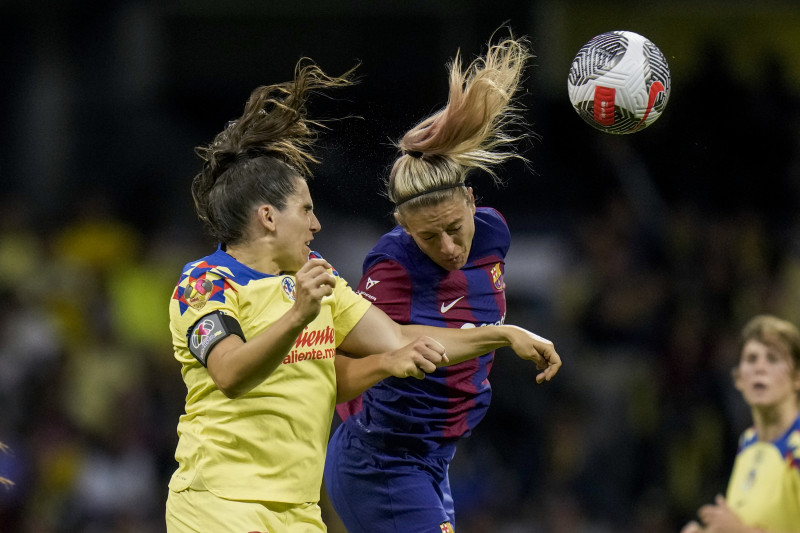Andrea Pereira del América femenino pelea por el balón con la cabeza con Alexia Putellas del Barcelona durante un encuentro amistoso en el Estadio Azteca el martes 29 de agosto del 2023