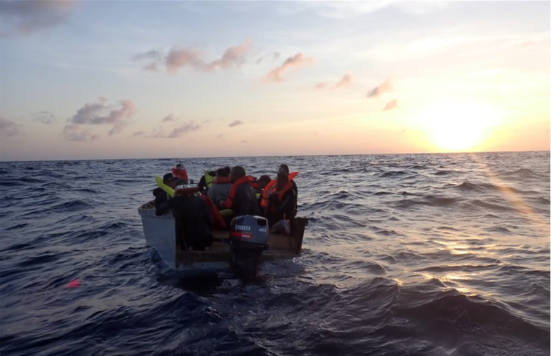 Imagen de la Guardia Costera donde se observan a dominicanos intentando llegar a Puerto Rico en Yola
