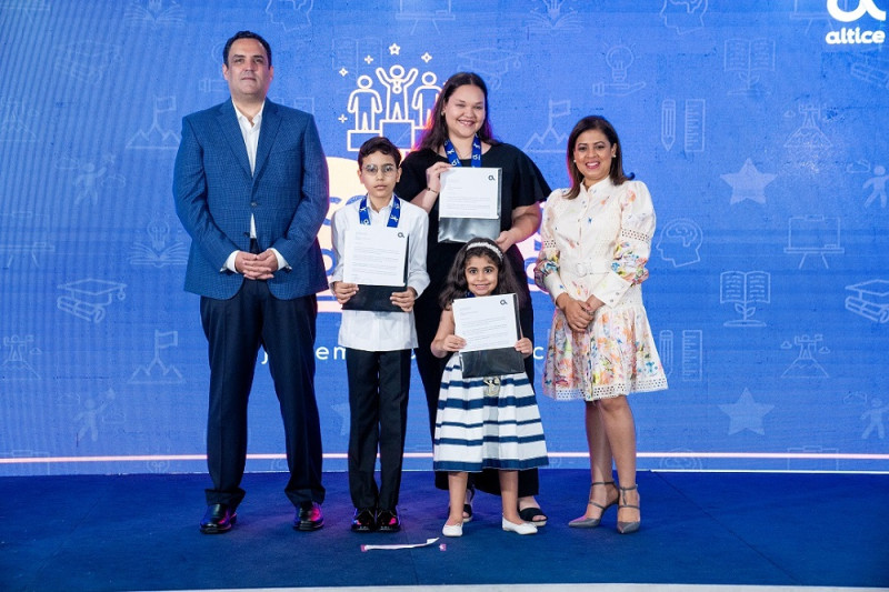 Danilo Ginebra, Elian Hernández, Pamela Báez, Maia González y Melina Silva