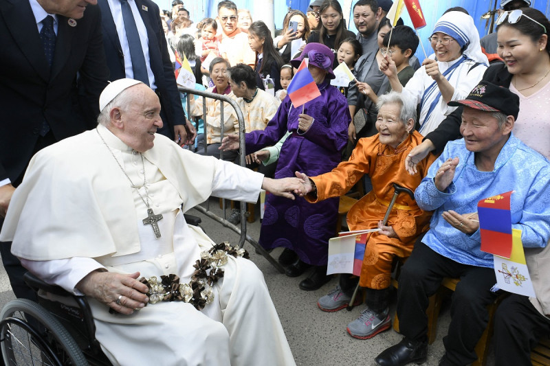 Esta fotografía tomada y publicada por Vatican Media el 1 de septiembre de 2023 muestra a personas saludando al Papa Francisco a su llegada a la Prefectura Apostólica de Ulán Bator.