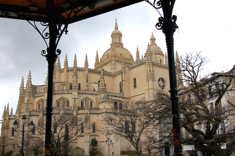 Llamada la "Dama de las Catedrales", la Catedral de Segovia de estilo gótico tardío, fue construida ya en el siglo XVI entre 1525 y 1577, para sustituir el templo románico semidestruido en las guerras de las comunidades.