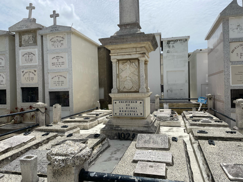 Algunas de las tumbas fueron construidas en mármol blanco y negro, e incluso encargadas a Italia.