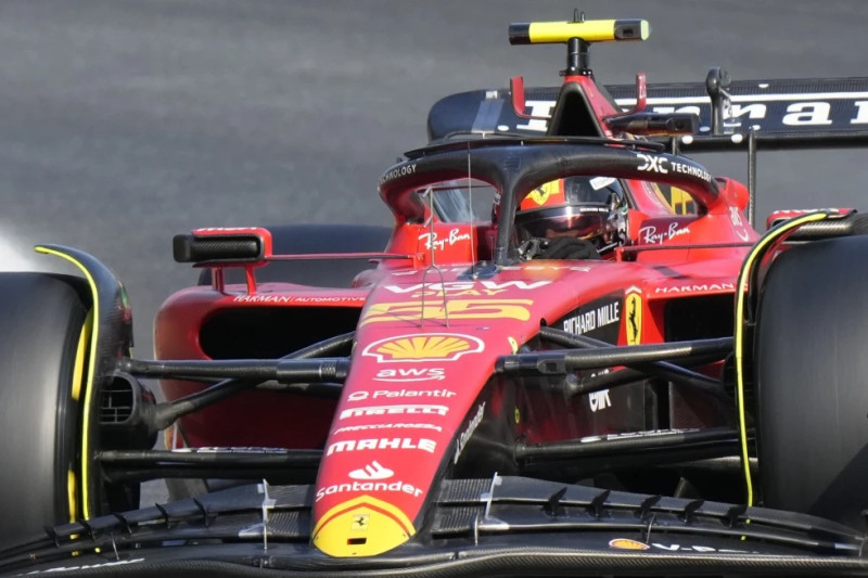 Carlos Sainz, de España, piloto de Ferrari, gira en su monoplaza durante la sesión de calificación del Gran Premio de Italia, en el circuito de Monza, en Monza, Italia.