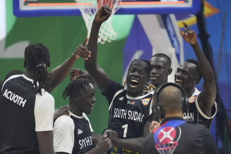 El equipo de Sudán del Sur celebra su victoria en contra de Angola, con la que se clasificaron a los Juegos Olímpicos de París, en la Copa del Mundo de Baloncesto.
