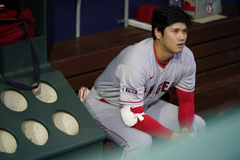 Shohei Ohtani, de los Angelinos de Los Ángeles, sentado en la caseta previo al partido de béisbol en contra de los Filis de Filadelfia.