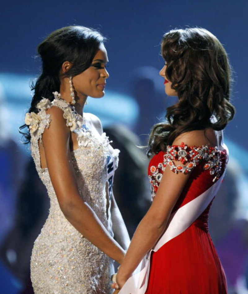 Ada Aimée de la Cruz y Stephanía Fernández. Top 2 de Miss Universo 2009