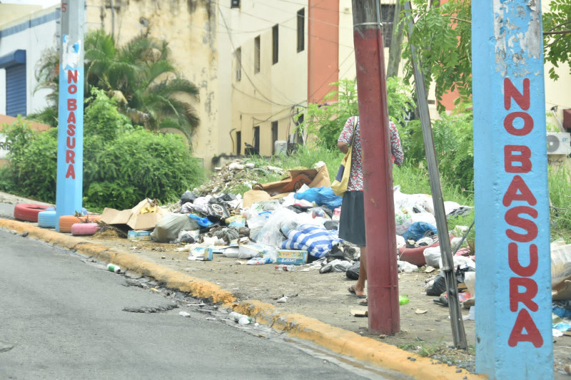 Los grandes cúmulos de basura en Sabana Perdida, son visibles en las calles y azeras de la localidad.