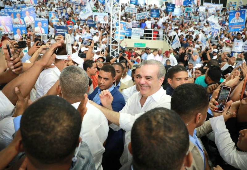 El presidente Luis Abinader se confunde con seguidores en acto de campaña.