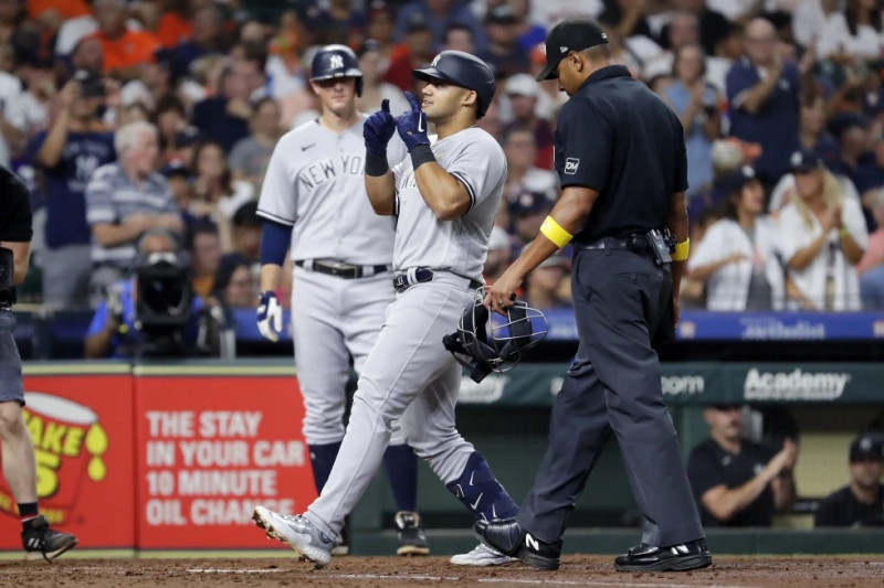 El dominicano de los Yanquis Jasson Domínguez, es observado por su compañero DJ LeMahieu mientras celebra al cruzar el plato luego de su cuadrangular,