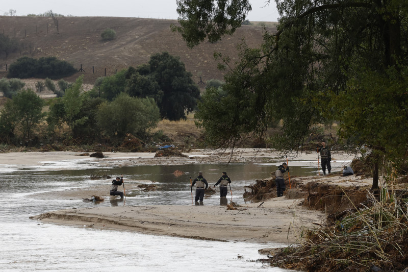 Oficiales de la Guardia Civil registraron a través de un río en la localidad de Aldea del Fresno, en la región de Madrid, el 4 de septiembre de 2023.