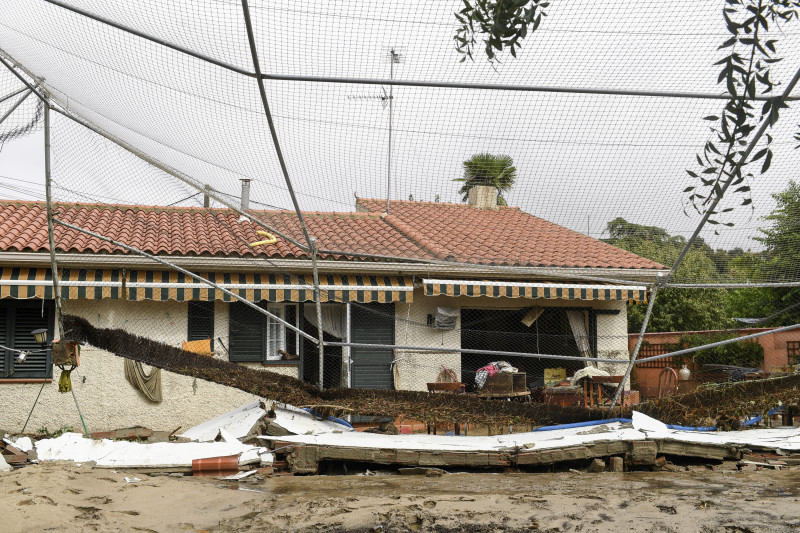 Escombros frente a una casa en la ciudad de Aldea del Fresno, en la región de Madrid, el 4 de septiembre de 2023, cuando un hombre fue reportado desaparecido.